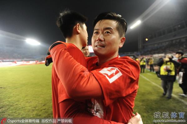 辽足欢庆保级肇俊哲光荣退役被队友抛起