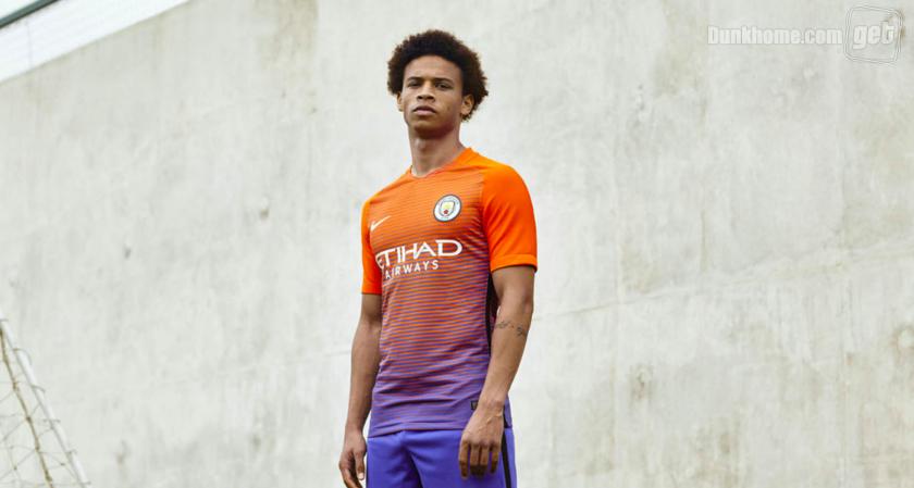 新版曼城球衣,曼城新赛季球衣24-25发布