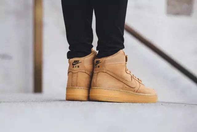 还在穿小白鞋吗,还在穿冬天的鞋子