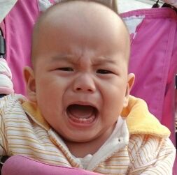 宝宝长牙齿哭闹怎么缓解,一岁半宝宝长乳牙哭闹怎么办