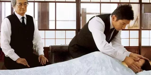 入殓师这个职业是什么 (入殓师每个职业都值得被尊重)