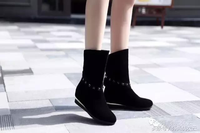 黑绒靴子掉毛了怎么处理,黑绒靴子掉毛怎么处理