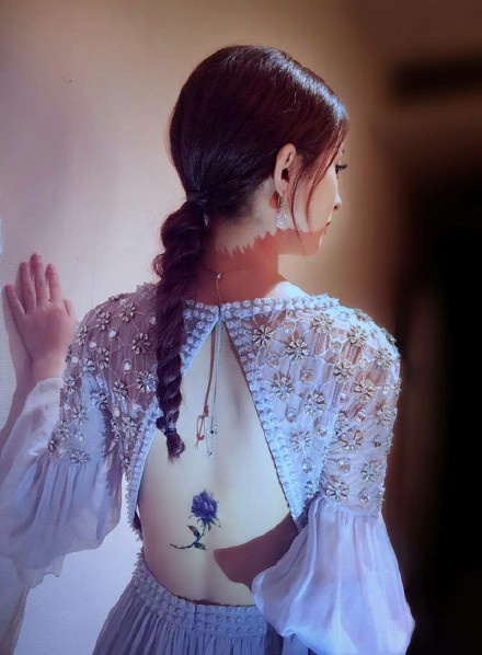 赵丽颖后背纹身模样曝光,赵丽颖纹身背后的真实故事