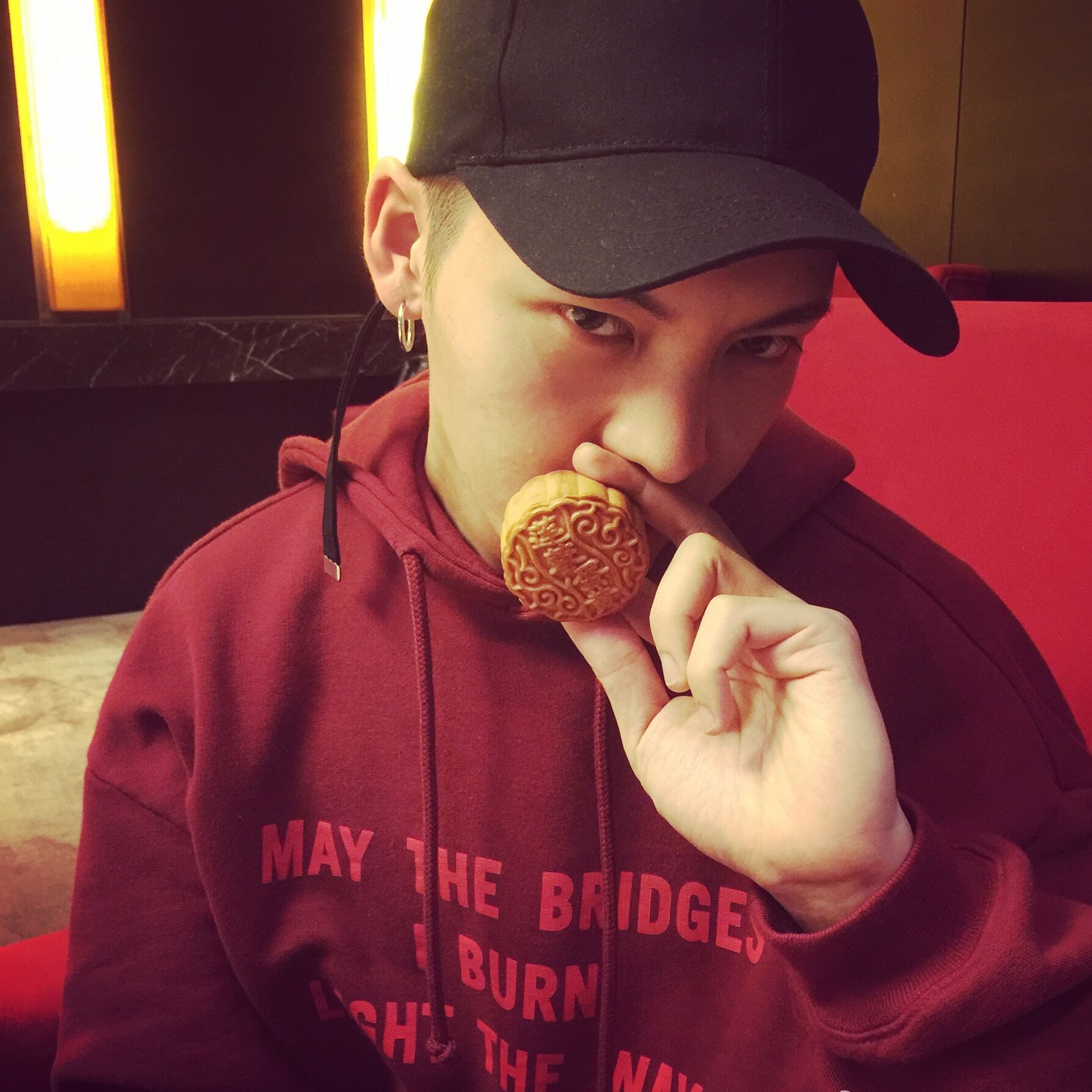 关晓彤总算不穿秋裤现身了,关晓彤穿黑色保暖衣