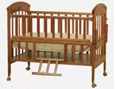 给6个月以上的宝宝挑选婴儿床,如何给宝宝选择安全的婴儿床