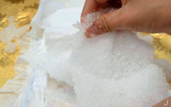 西安1岁宝宝用了网购的纸尿裤，小屁股长满湿疹，小夫妻不知所措