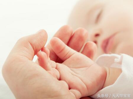 小孩冬天睡觉手放外面冰凉有事吗,冬天宝宝睡觉手冰凉怎么办
