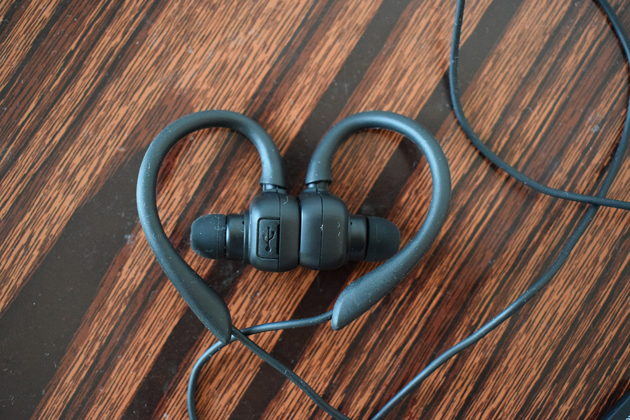 极米让我玩百元耳机玩磁吸Haylou-H1蓝牙耳机体验