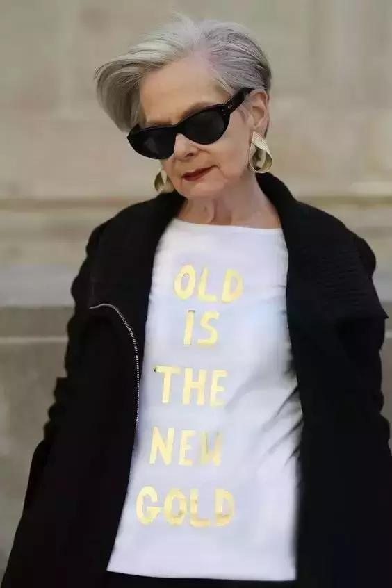 60岁老太跳广场舞,比较胖的老奶奶跳的广场舞