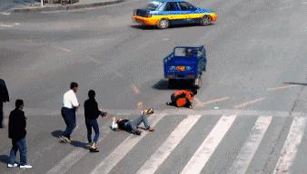 老湿机爱搞笑gif图：现实版少林足球