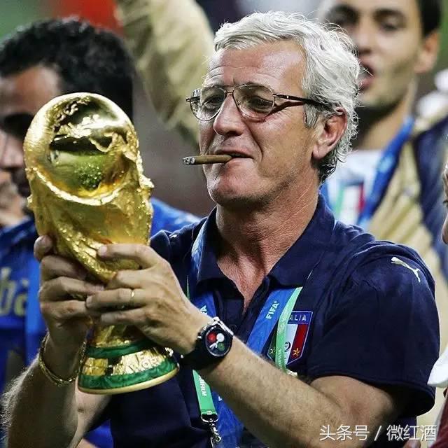 里皮06年夺冠时抽雪茄,里皮抽雪茄高举大力神杯