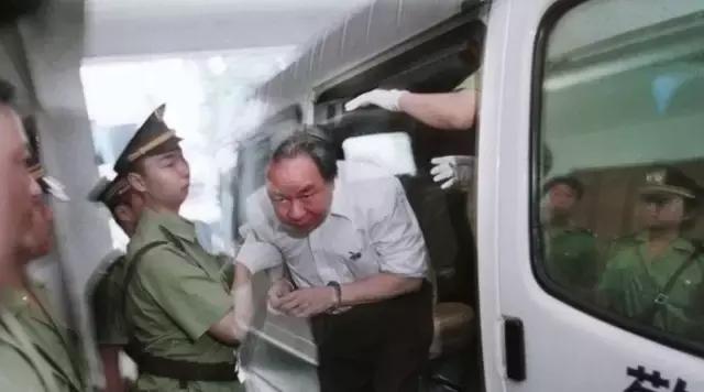 他用罐头换4架飞机，三次入狱，毁誉参半，冯仑说愿为他养老送终