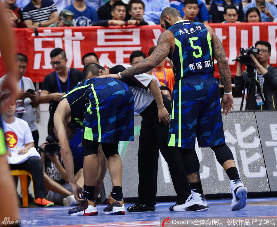 易建联怒脱球鞋被裁判禁止出场,易建联拒绝穿李宁的鞋比赛