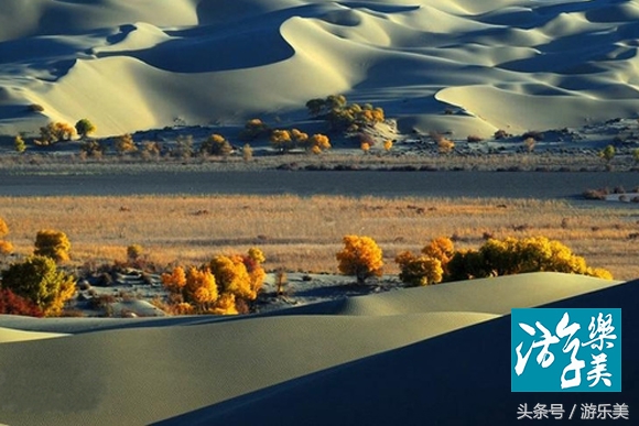 河道内捡玉石,如何在水清澈的塘边捡玉石