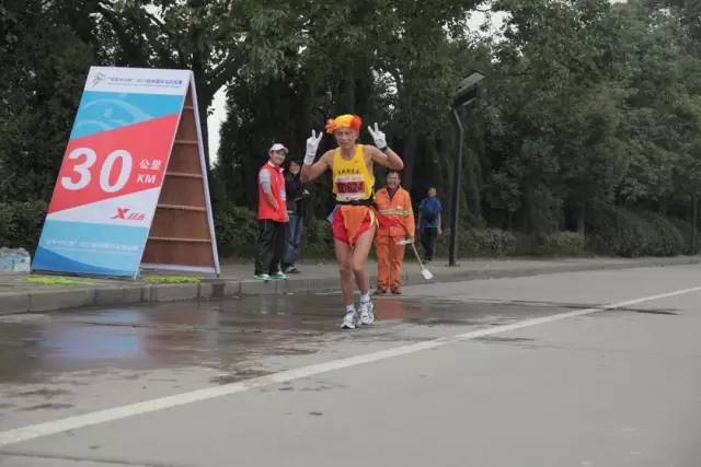 小微拼尽洪荒之力,全程记录杭马!杭州人30年前这样开跑