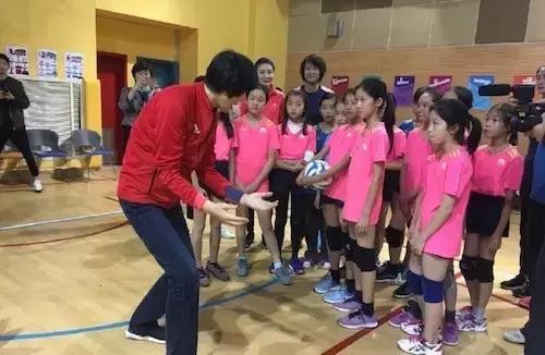 郎平在上海的这个细节,或许暴露了她至今未能续约的根本原因