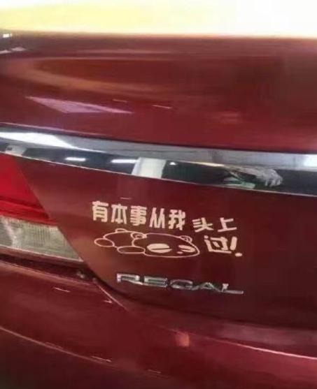 摩托撞飞后站起来,摩托撞到汽车逃跑了