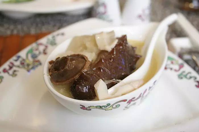 OMG！“鸡爪女”又在地铁12号线上吃起了麻辣烫！