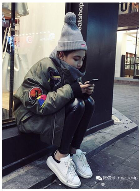 格纹半身裙冬季搭配 (冬季格纹大衣搭配图片)