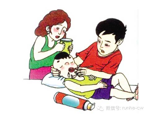 弟弟哭闹姐姐哄他看见妈妈后哭了,弟弟哭闹姐姐安慰妈妈回来了