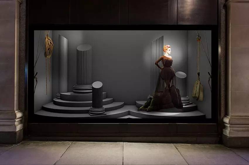 不必花钱去剧院，这间商店里每次转身都是一出精装大戏