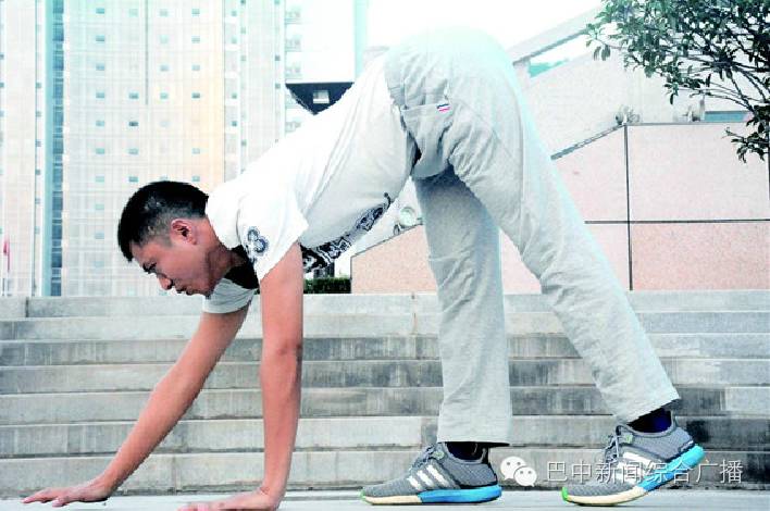 男人腰椎健身操,原地爬行锻炼腰椎健身操