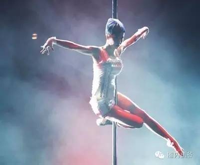 旋转跳跃我做蛋糕，英国拿金奖我做蛋糕！厉害了Word蔡依林！