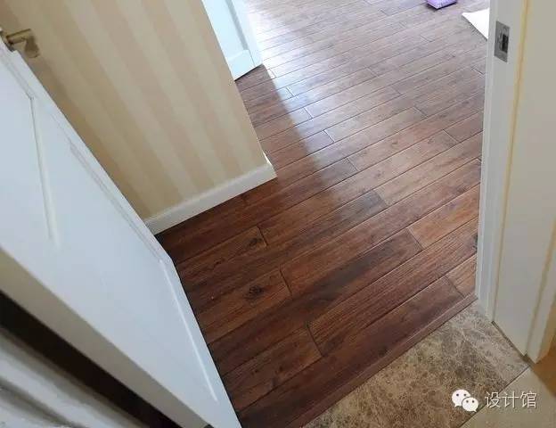 一边铺瓷砖一边铺地膜,一边贴砖一边填缝吗