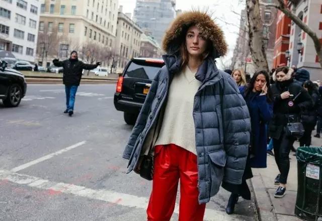 好冷啊!我只想躲进羽绒服里装成一个时髦的瘦子!