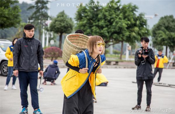 上山割茅草编茅草筐,农村割草竹筐手工编织教程