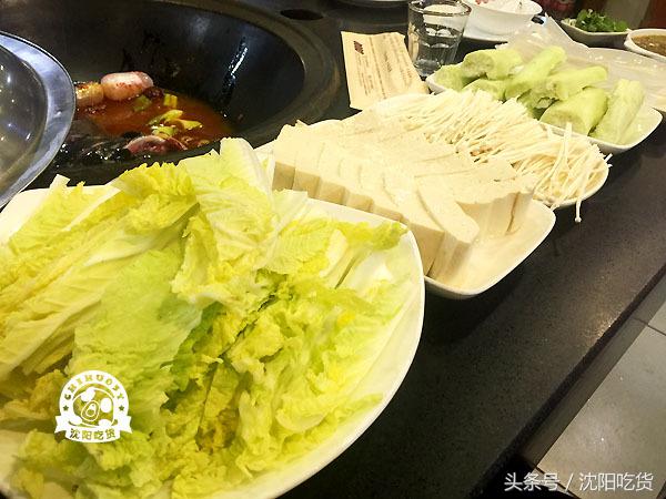 热气腾腾的铁锅炖鱼看起来好美味,铁锅炖鱼真的好吃