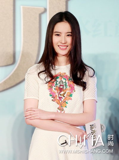 刘亦菲的气质穿搭靠的是肤色,刘亦菲比较适合的穿衣风格