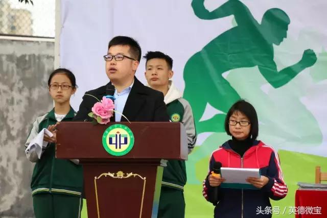 英德这个老师居然站在垃圾车上面？还引得学生连连尖叫！