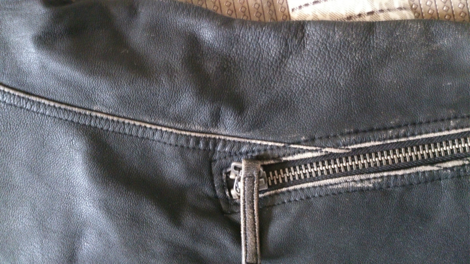 买皮衣辨真假,买皮衣如何识别真皮和人造