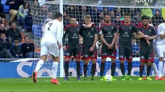 罗纳德科曼罚球技巧,足球中场任意球的技巧