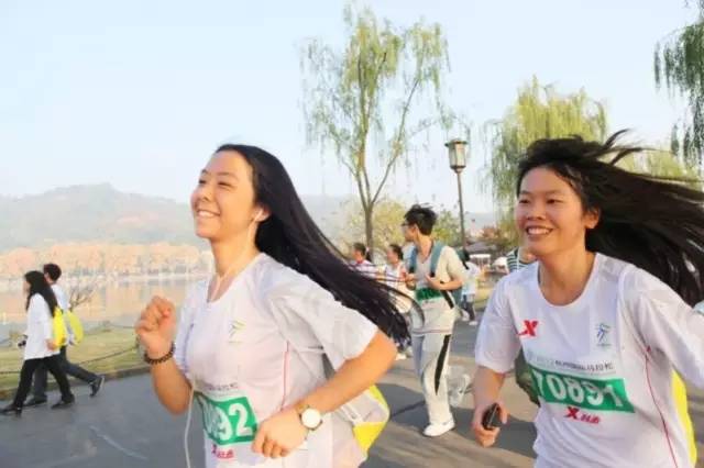 小微拼尽洪荒之力,全程记录杭马!杭州人30年前这样开跑