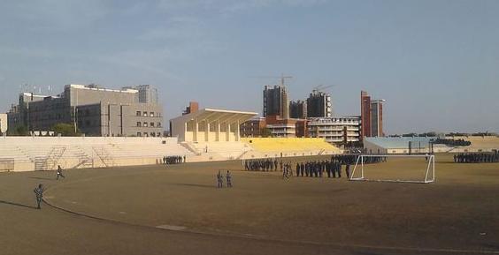 足球鞋适合场地介绍,踢球人四宫格