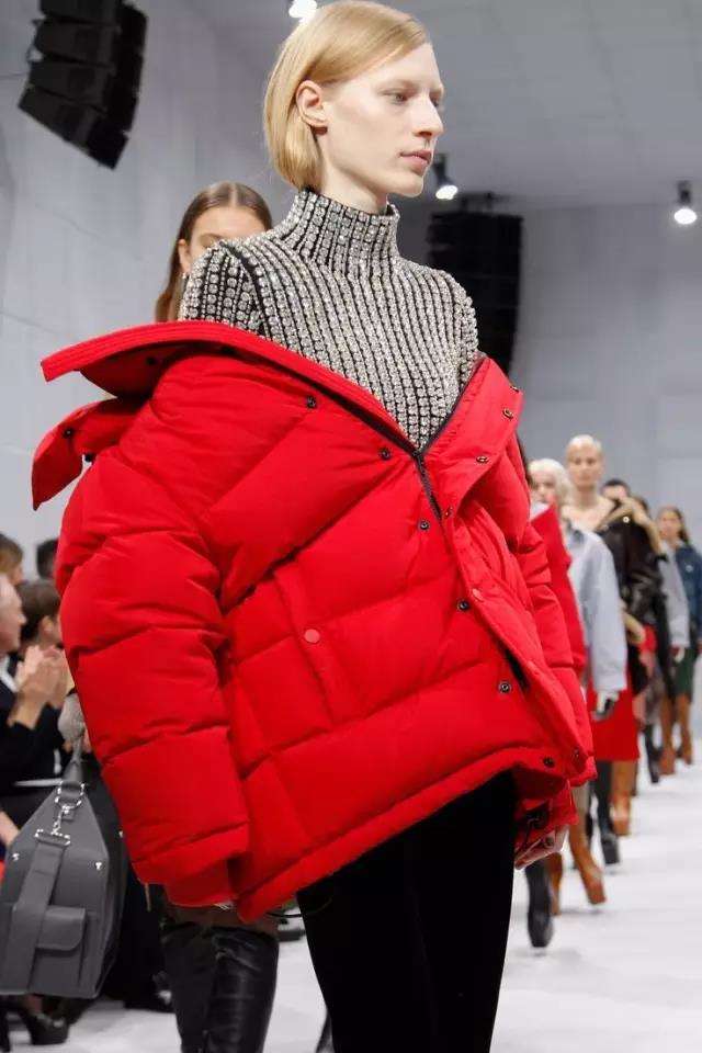 好冷啊!我只想躲进羽绒服里装成一个时髦的瘦子!