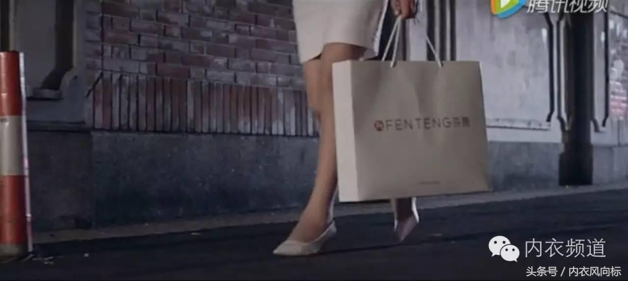 女人、睡衣与狗，芬腾用7分钟讲了一个“忠犬八公”的故事