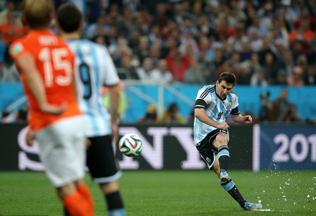 还敢黑球王?专注打脸三十年,梅西球场复仇记