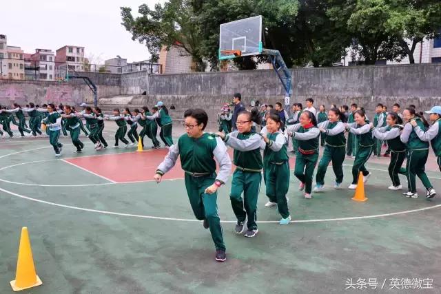 英德这个老师居然站在垃圾车上面？还引得学生连连尖叫！