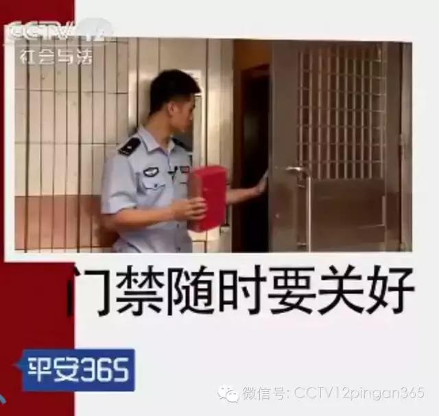 女子自家楼道被抢,女子楼道被抢