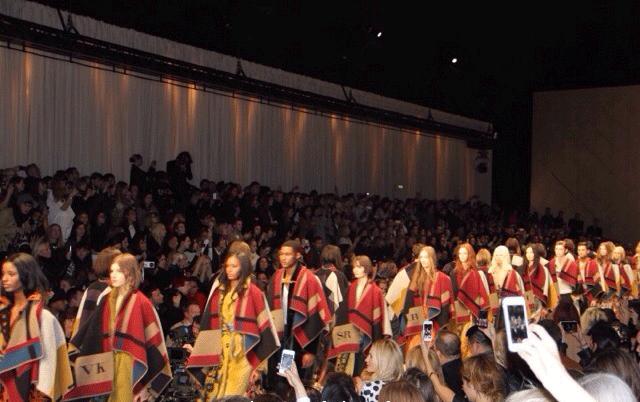 这条礼仪小姐的“迎宾带”,竟然被日日、袁姗姗……抢披上身!