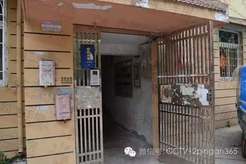 女子自家楼道被抢,女子楼道被抢