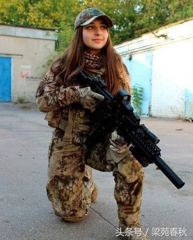 不爱红妆爱武装，俄罗斯军品范儿的萌妹子！