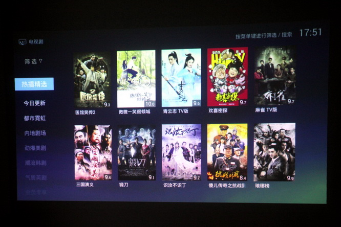 大屏幕+游戏手柄，神画投影电视成办公室新宠