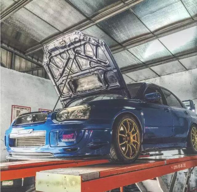 车引擎盖有凹洞,汽车引擎盖穿了个洞是换还是修