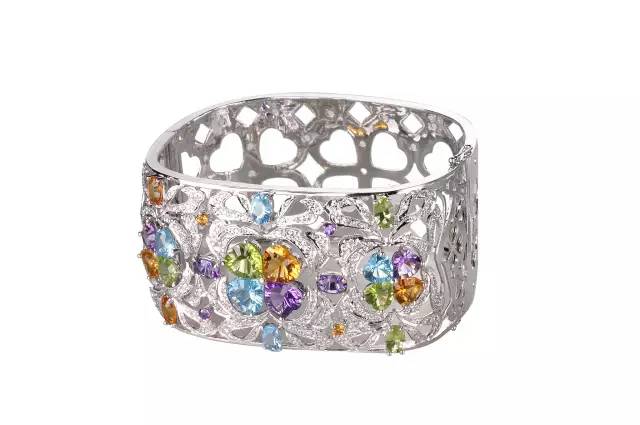 入冬后腕饰被“打入冷宫”？你该学学梦露的珠宝戴法！