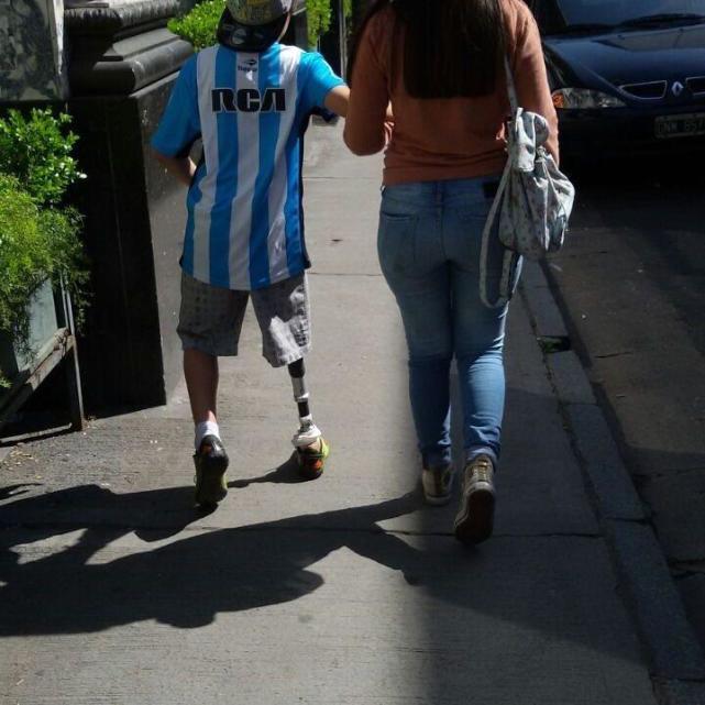 踢足球的小男孩精彩瞬间,足球小男孩泪目瞬间