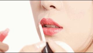 女子花4万块整容把嘴都整歪了,美国女子花76万整容